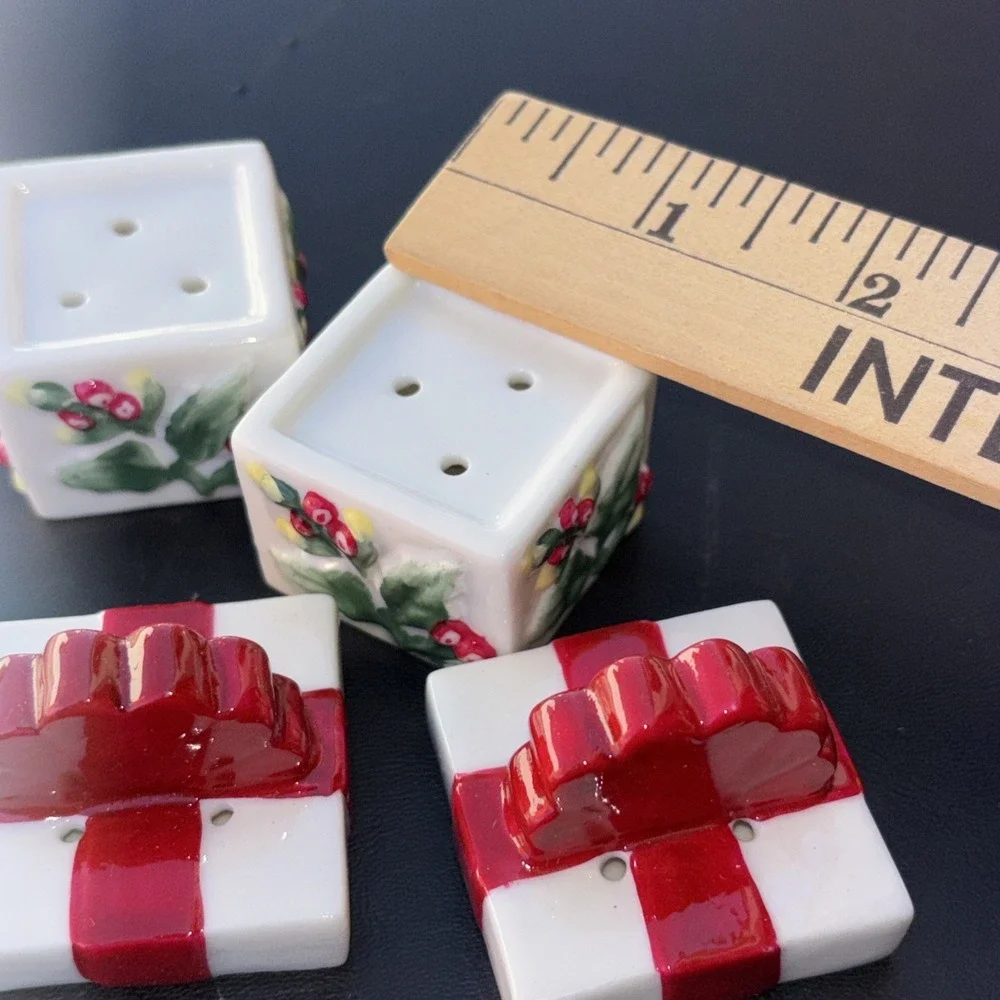 Pfaltzgraff Winterberry Christmas 2 Mini Gifts‎ Salt and Pepper Shaker 4 Pieces
